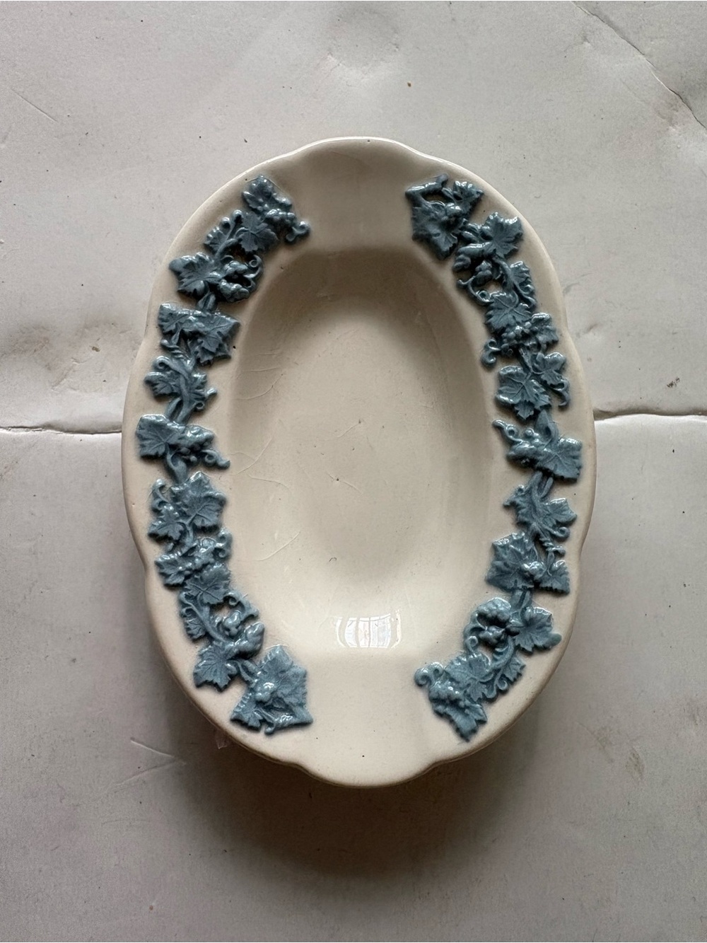 WEDGWOOD & BARLASTON Ashtray Queen's Ware ETRURIA Embossed Blue Grape-Leaf Motif